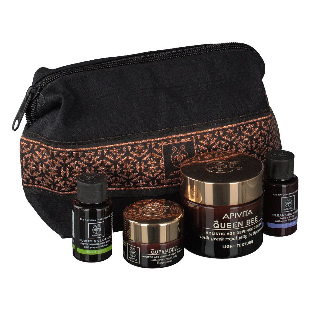 Trousse de toilette noire avec motif marron et produits. Produits : lotion, crème, mousse nettoyante. Marque : APIVITA Queen Bee.
