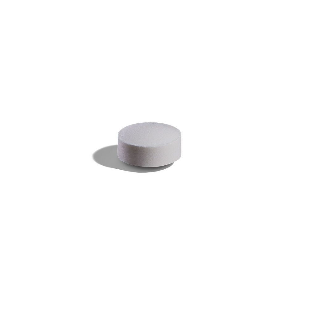 Un comprimé blanc, rond. Sur fond blanc.
