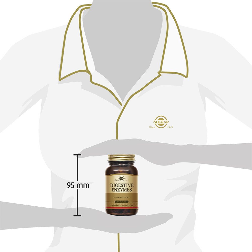 Flacon dans les mains. Femme tenant le flacon, mesure de 95 mm à côté.