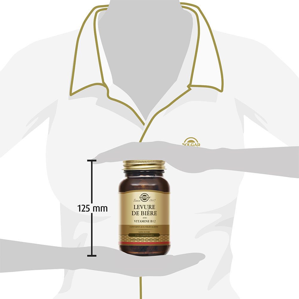 Flacon avec bouchon doré. Inscription : LEVURE DE BIÈRE. Une personne tient le flacon.