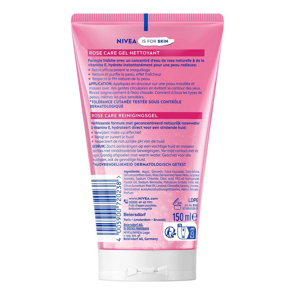 Une femme tient une bouteille d'eau micellaire NIVEA MicellAIR devant son visage pour le démaquillage.