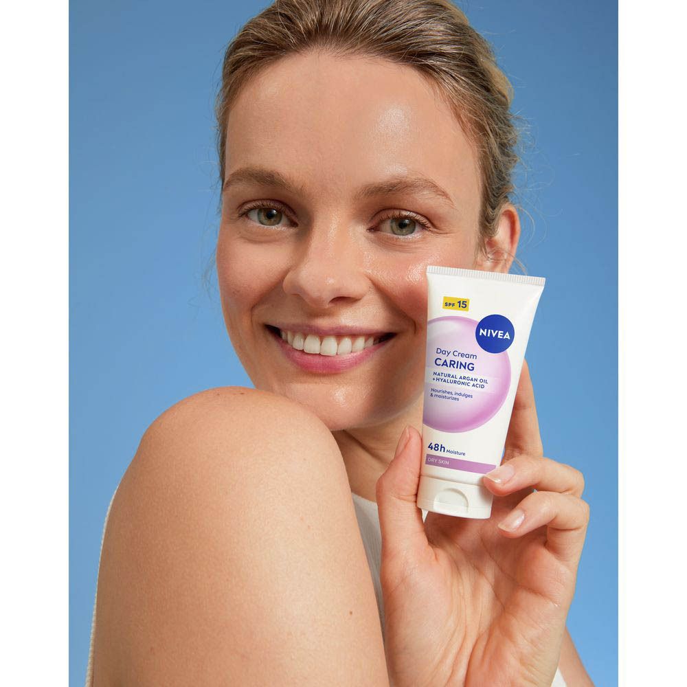 Boîte et tube NIVEA Essentials Soin de jour SPF15.