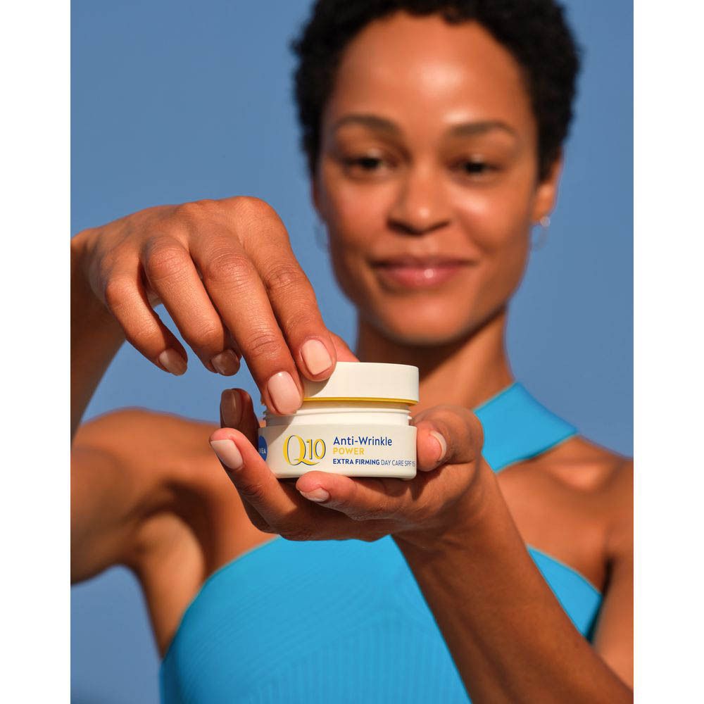 Crème de jour anti-rides NIVEA Q10 Energy SPF15 dans un pot blanc.