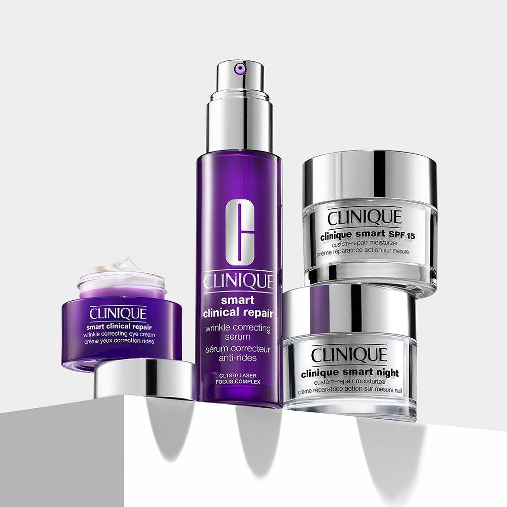 Différents produits CLINIQUE. Sérum, crème pour les yeux, crème de nuit, crème de jour. Tous avec logo et noms.