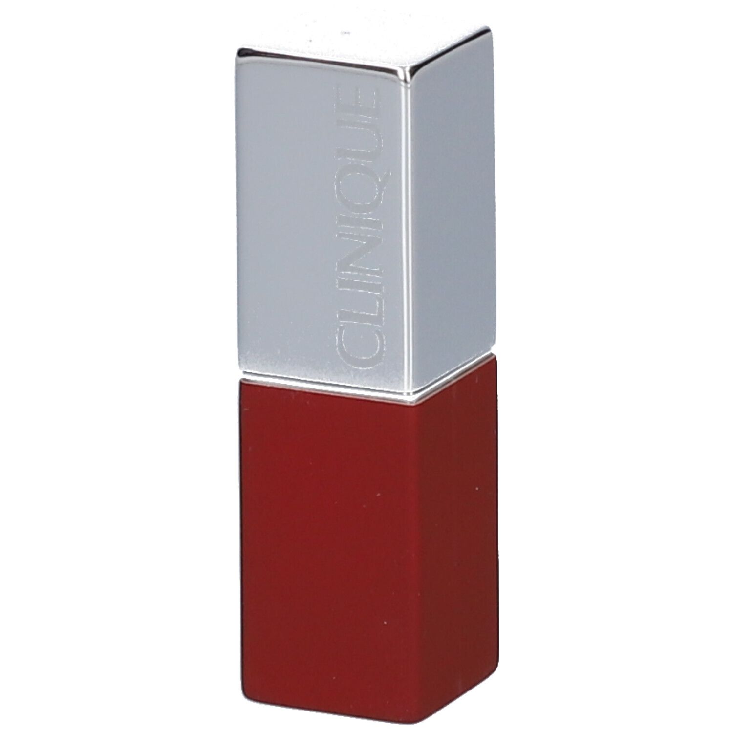 Rouge à lèvres rouge avec capuchon argenté. Le mot « CLINIQUE » est visible sur le capuchon.