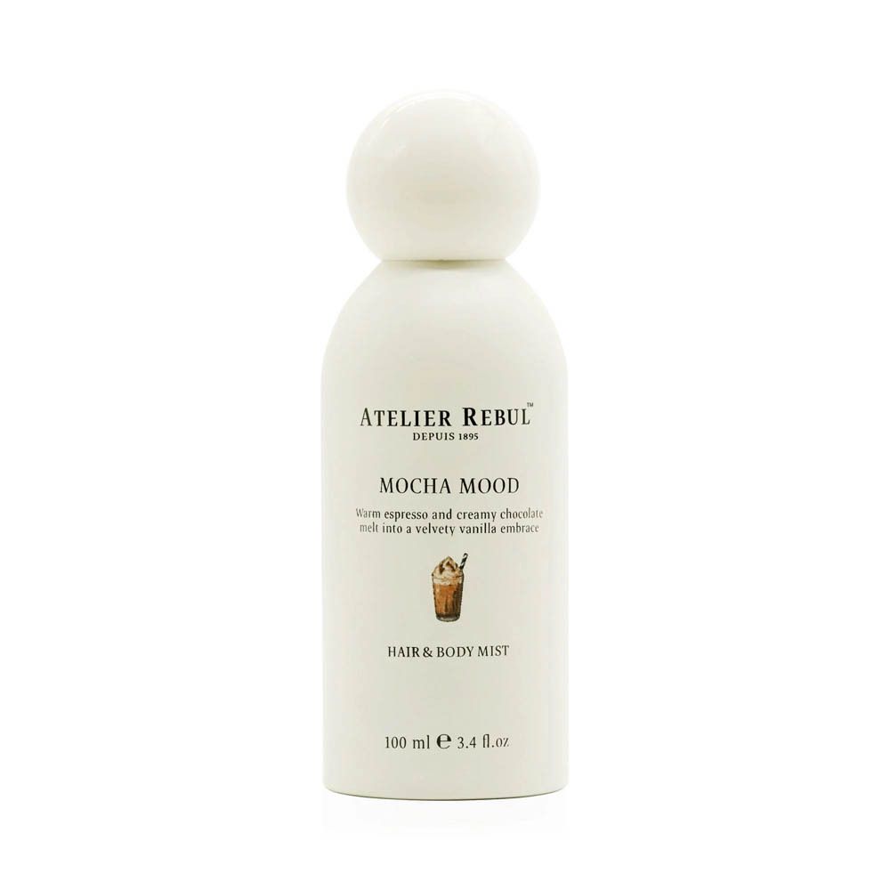 Flacon blanc avec bouchon rond. Inscription : ATELIER REBUL, MOCHA MOOD, HAIR & BODY MIST. En bas : 100 ml e 3.4 fl.oz.