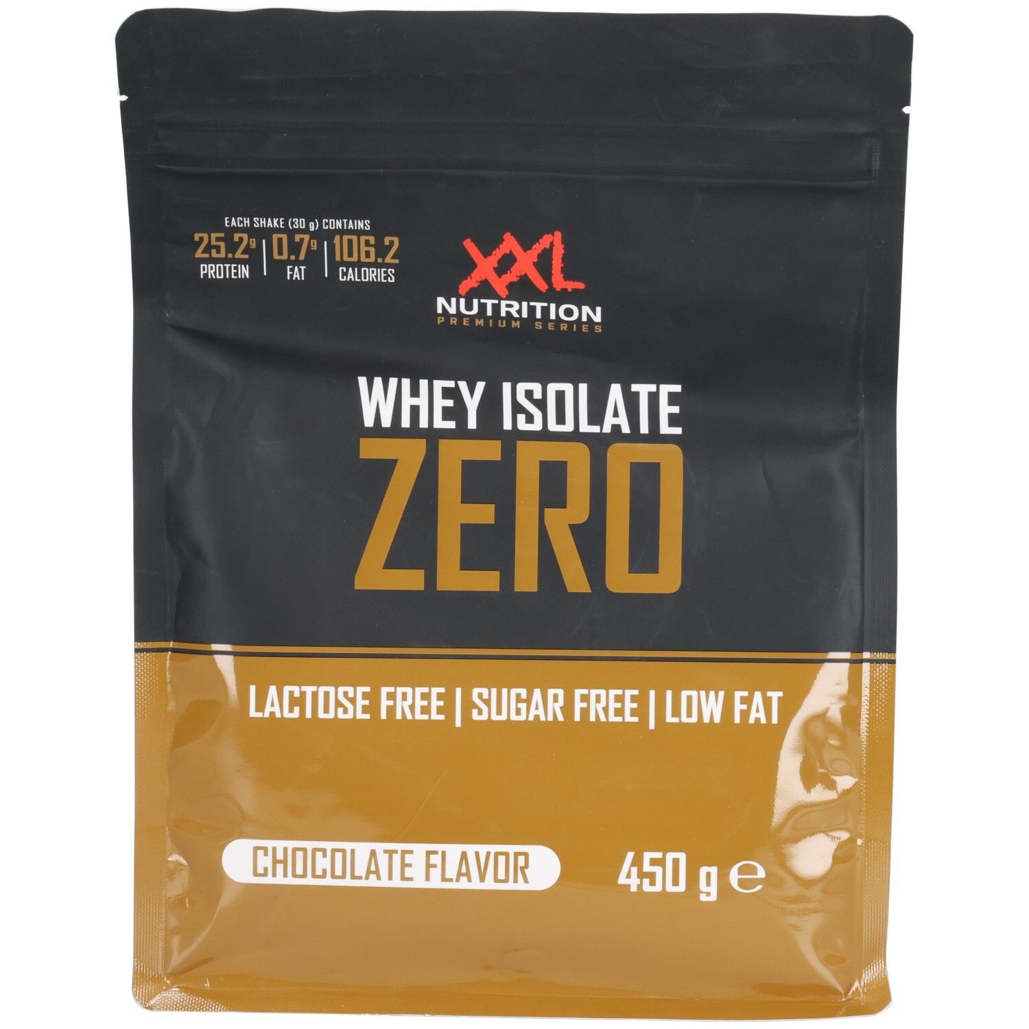 Sachet noir avec logo "XXL Nutrition" et "Whey Isolate Zero". Contient des informations sur les protéines, les graisses et les calories. "Chocolate Flavor" et 450g.