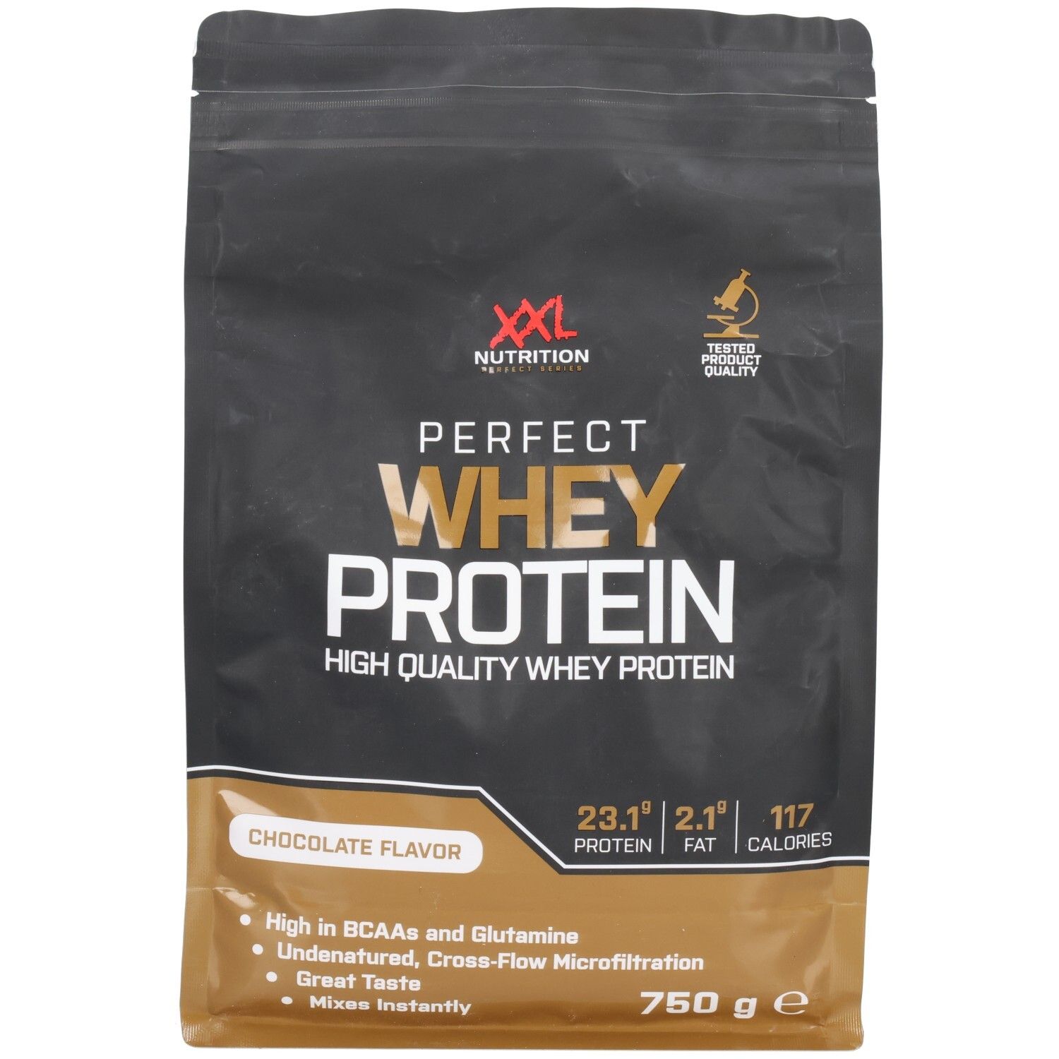 Emballage noir avec logo "XXL Nutrition" et texte "Perfect Whey Protein". "Chocolate Flavor" et informations nutritionnelles.