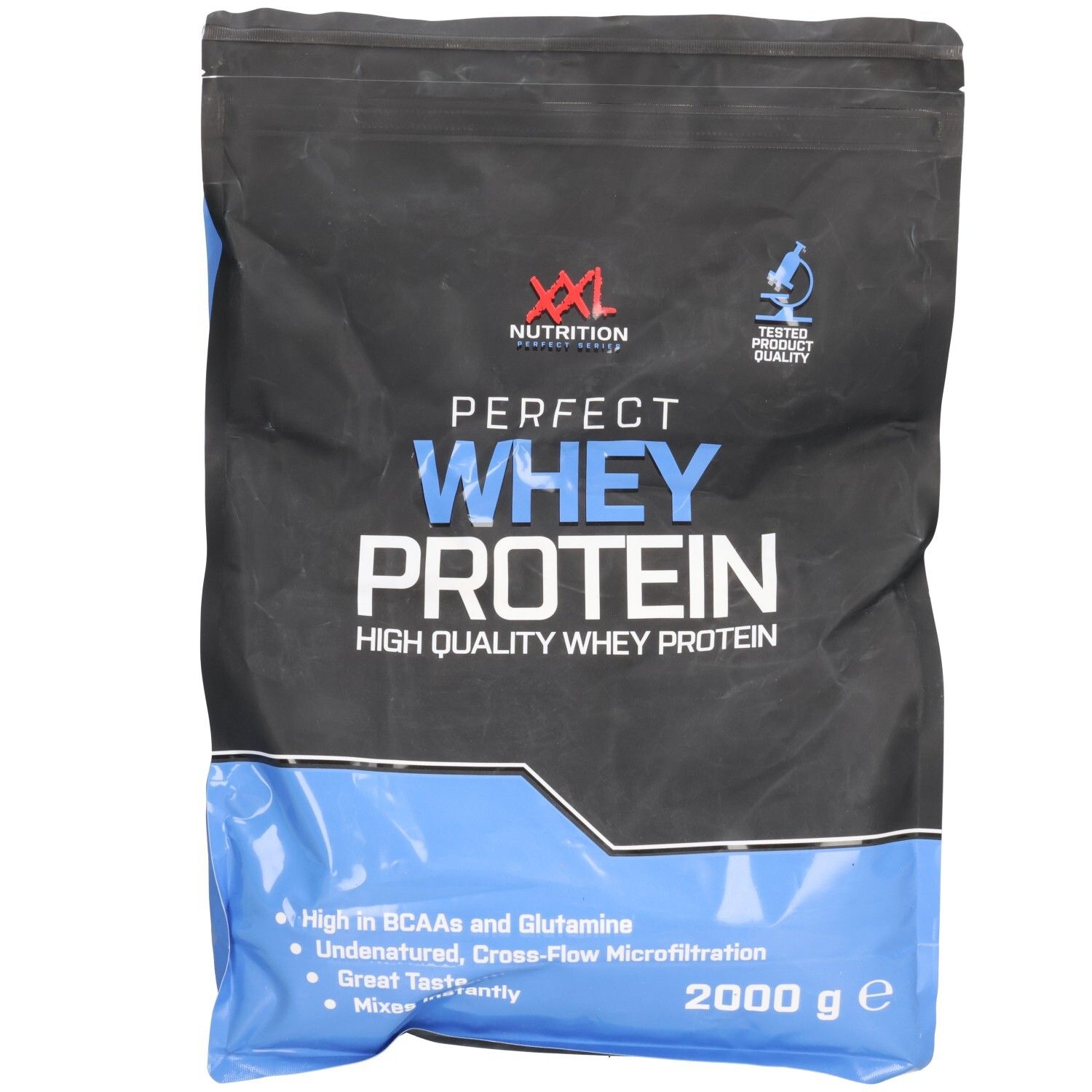 Sac noir et bleu. Inscription: XXL Nutrition Perfect Whey Protein. Contient des BCAA et de la glutamine. Poids net: 2000 g.