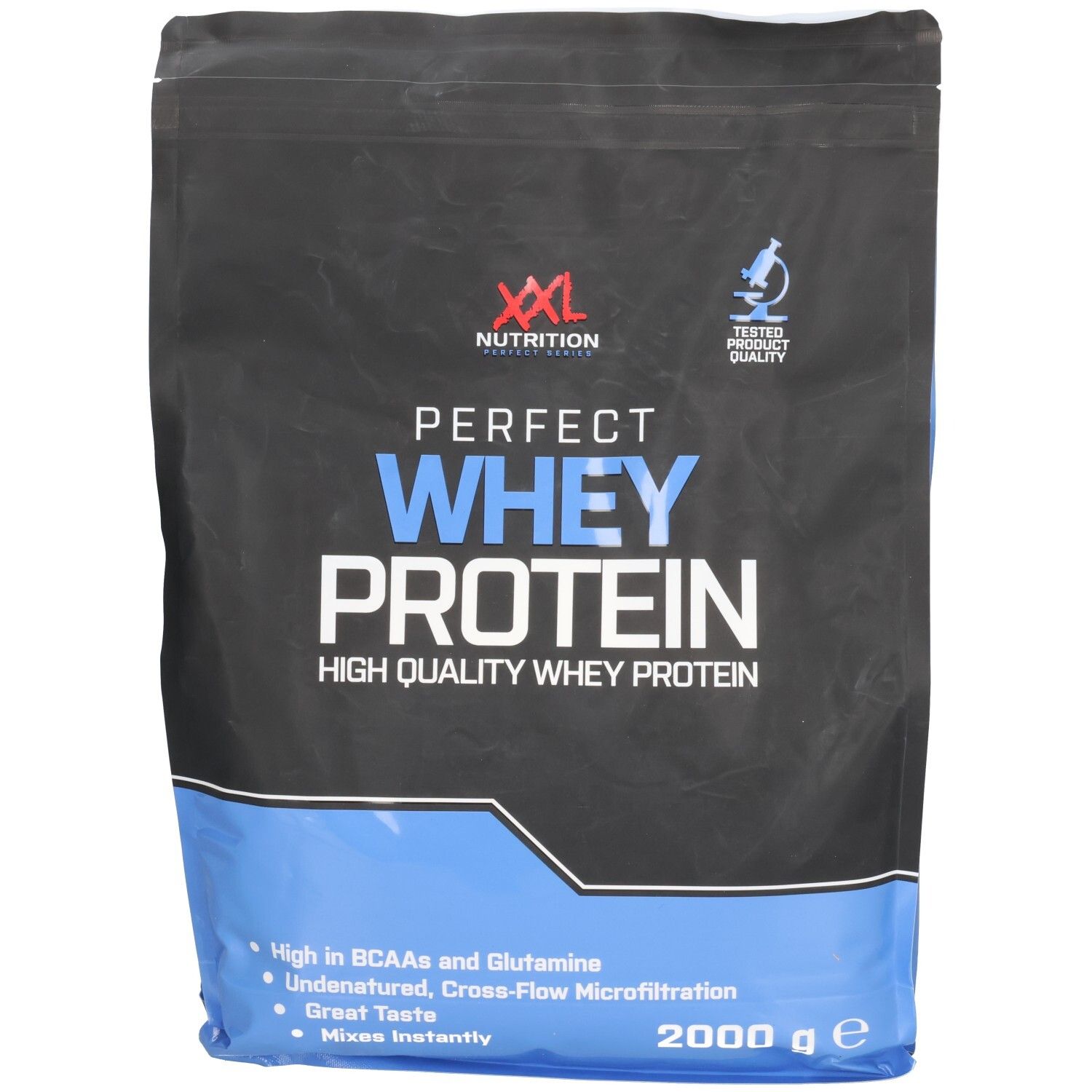 Sachet noir avec base bleue. Inscription: XXL Nutrition Perfect Whey Protein. 2000 g.