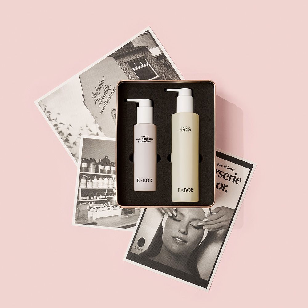 Boîte métallique, vue en biais. Logo rose et texte BABOR. Texte : HY-ÖL® Cleanser, Phyto HY-ÖL® Booster Balancing.