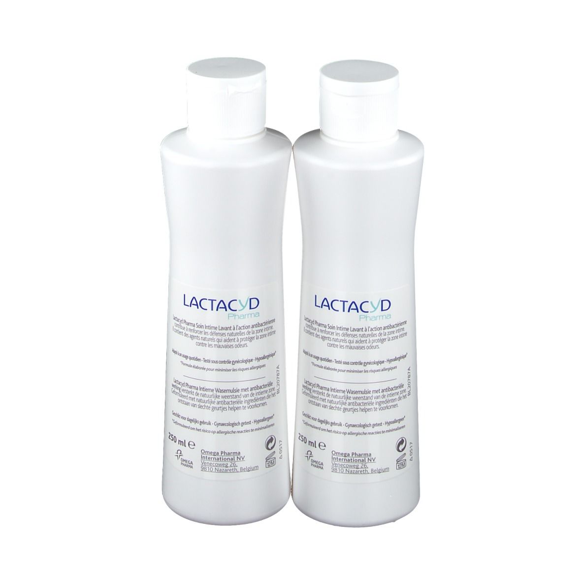 Deux flacons blancs avec bouchon blanc. Inscription Lactacyd Pharma. Action antibactérienne.