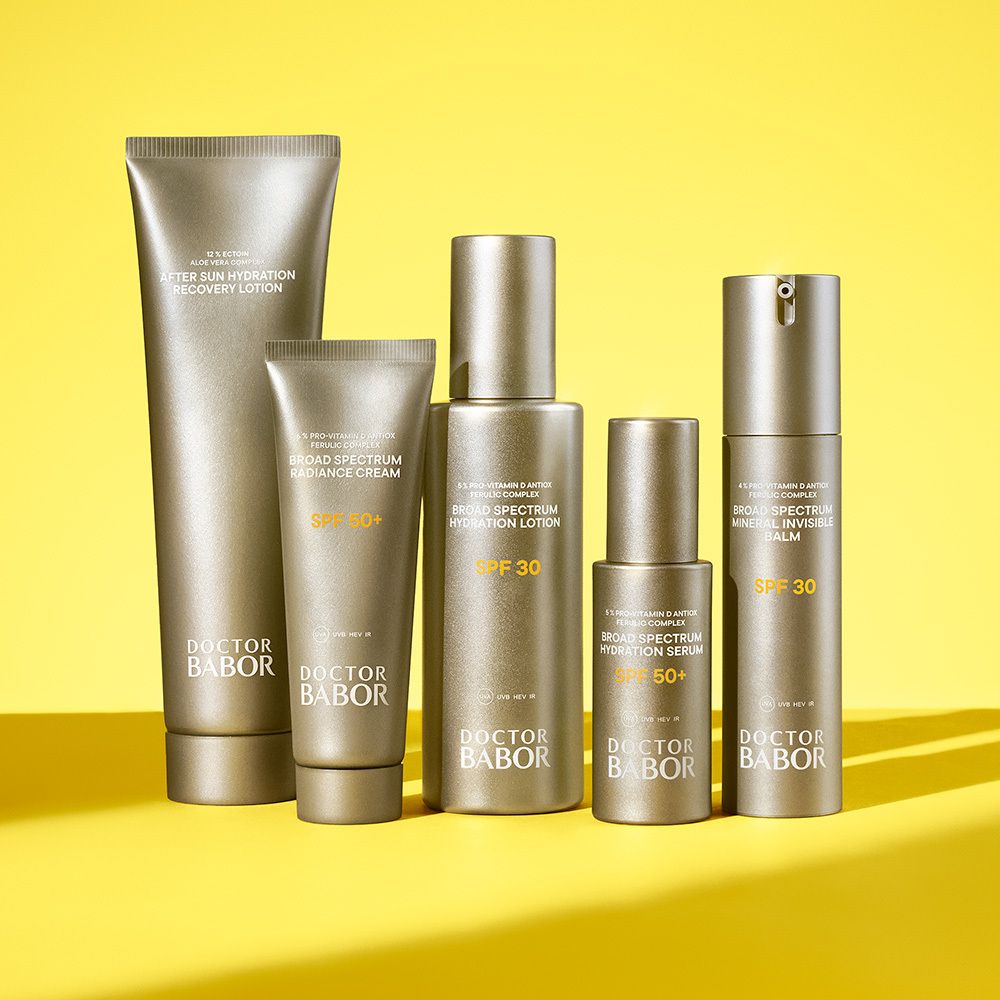 Plusieurs flacons et tubes argentés. Texte : Doctor Babor. Inscriptions sur les produits.