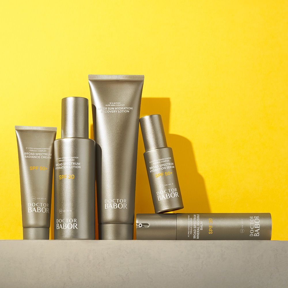 Divers flacons argentés. Inscription : DOCTOR BABOR. Produits : After Sun, Radiance Cream, Lotion, Sérum, Baume.