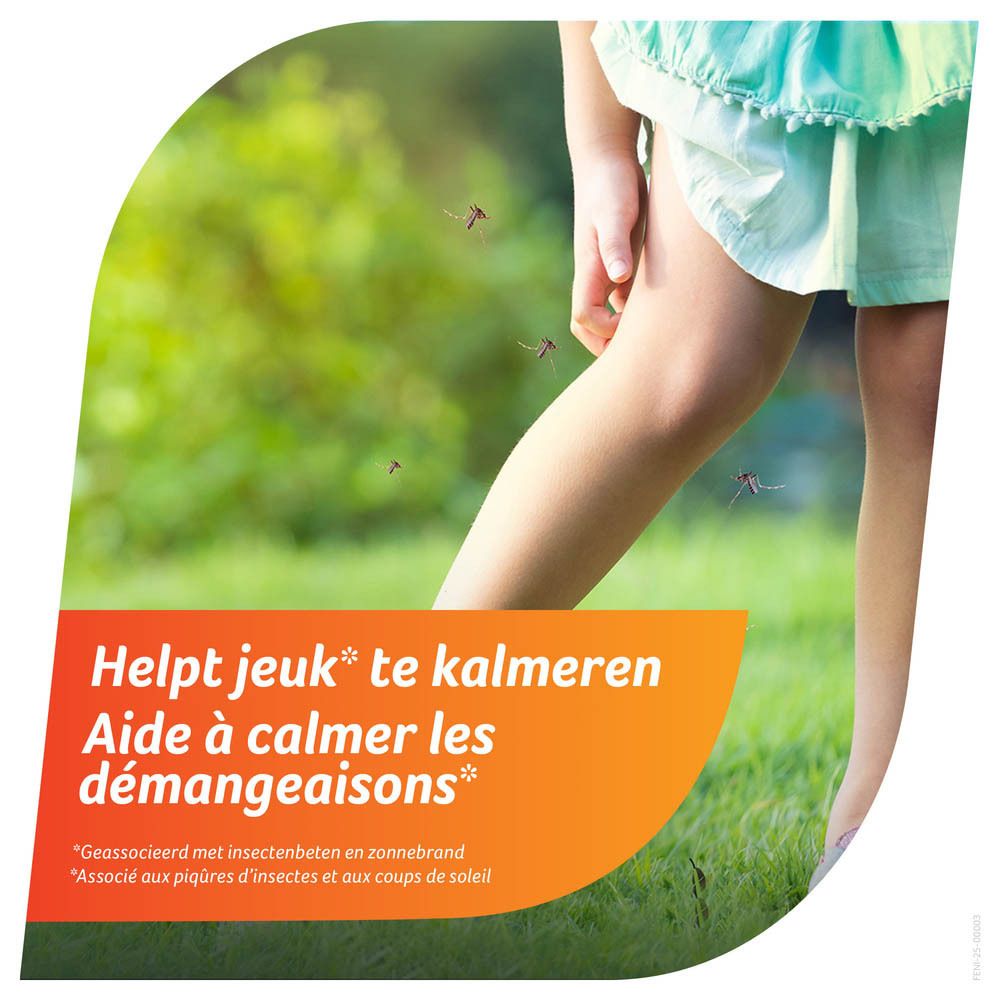 Enfant avec jambe dans l'herbe. Texte: Aide à calmer les démangeaisons. Arrière-plan: herbe verte.