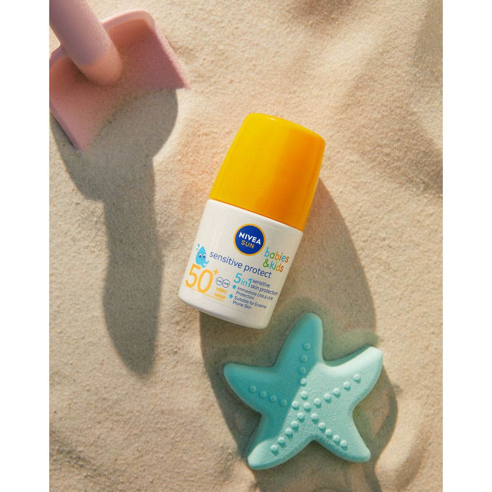 Roll-on de protection solaire pour enfants. Bouteille blanche et jaune. Nom du produit et SPF 50+.