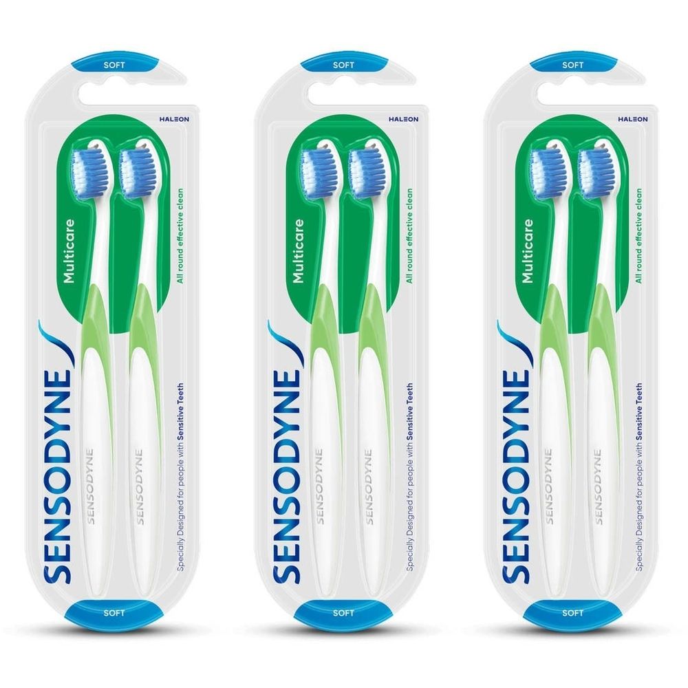 Trois paquets de brosses à dents. Chaque paquet contient deux brosses à dents. Soies bleues, manche blanc avec accent vert. Sensodyne.