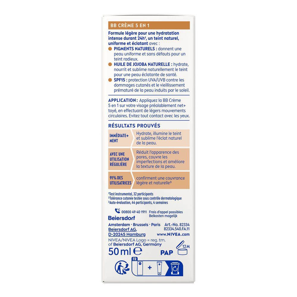 Côté de l'emballage NIVEA BB Crème 5-en-1 Teint Medium avec avantages détaillés du produit.