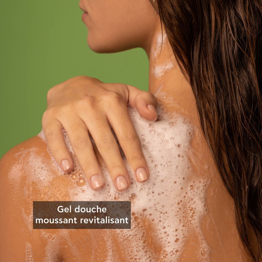 Deux flacons de gel douche et de lait corporel. Inscription : Apivita, Tonic Mountain Tea, 250 ml et 200 ml. Texte : Routine corporelle.