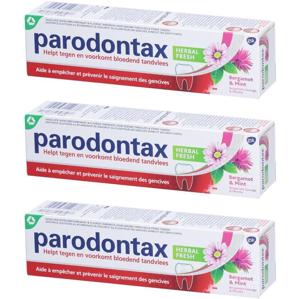 Trois boîtes de dentifrice parodontax® Herbal Fresh. Tubes blancs avec texte rouge et vert. Décor floral.