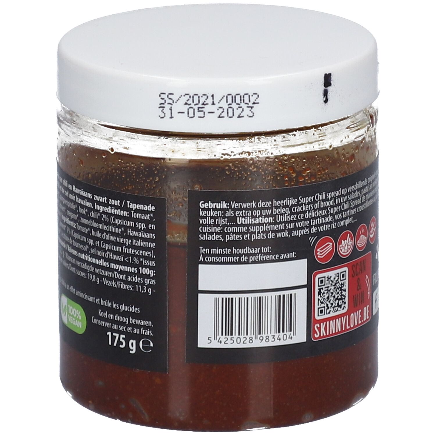 Pot en verre avec couvercle blanc et étiquette. Inscription: SkinnyLove Super Chili Spread. Date de péremption et code-barres.