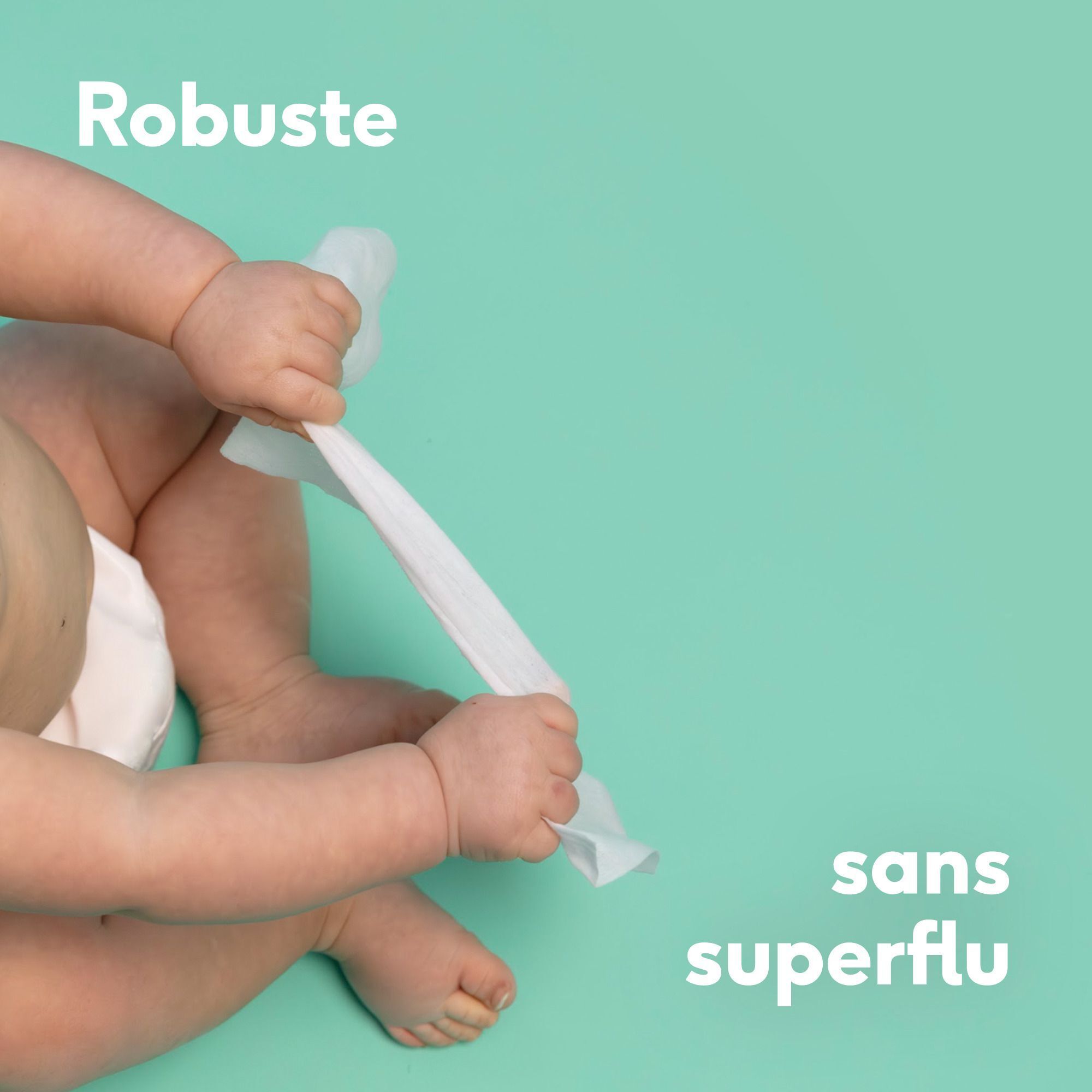Pieds de bébé tenus par des mains, avec texte : 'Tout ce dont votre bébé a besoin. Rien de plus.'