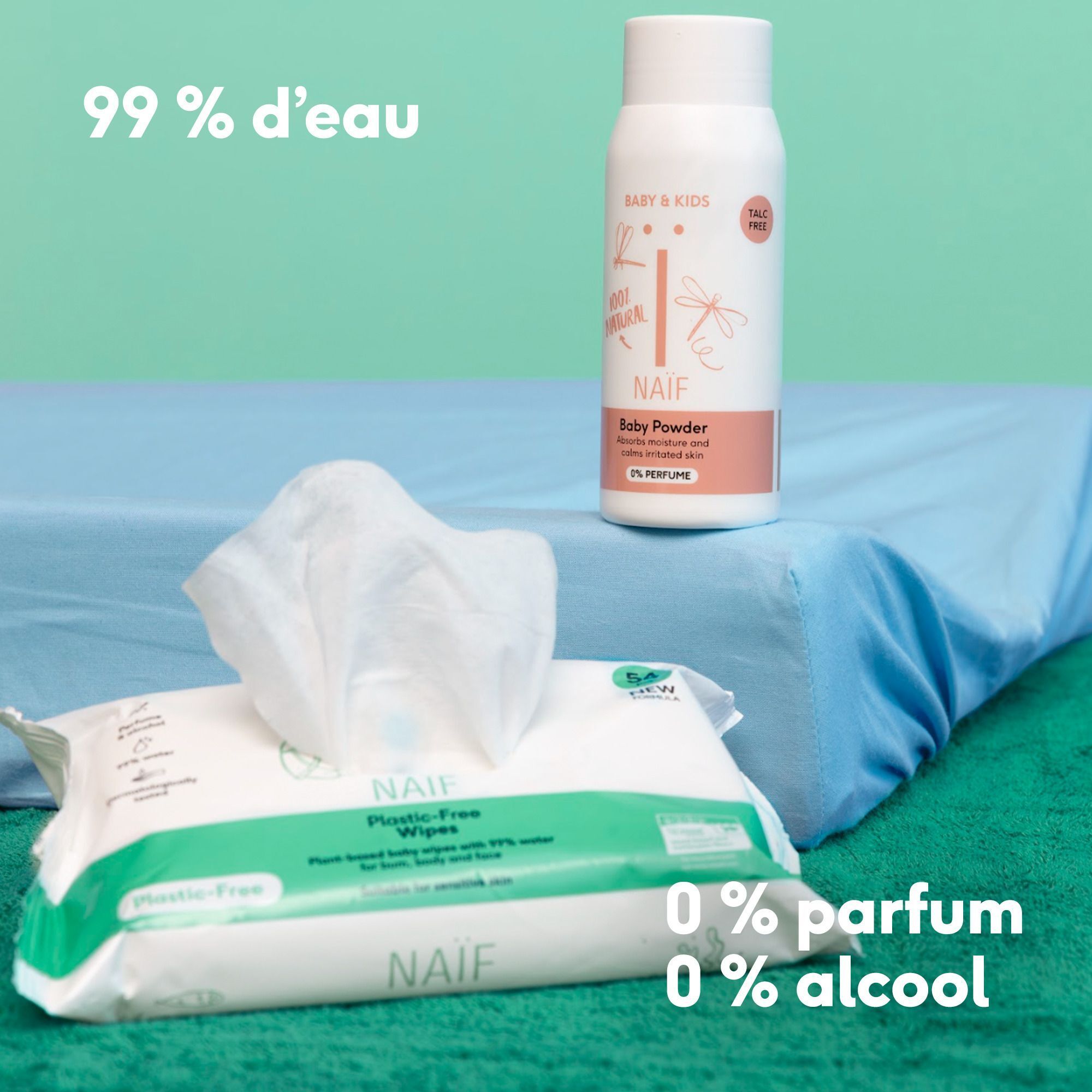 Mains de bébé tirant une lingette NAÏF. Texte : 'Robuste', 'sans superflu'.
