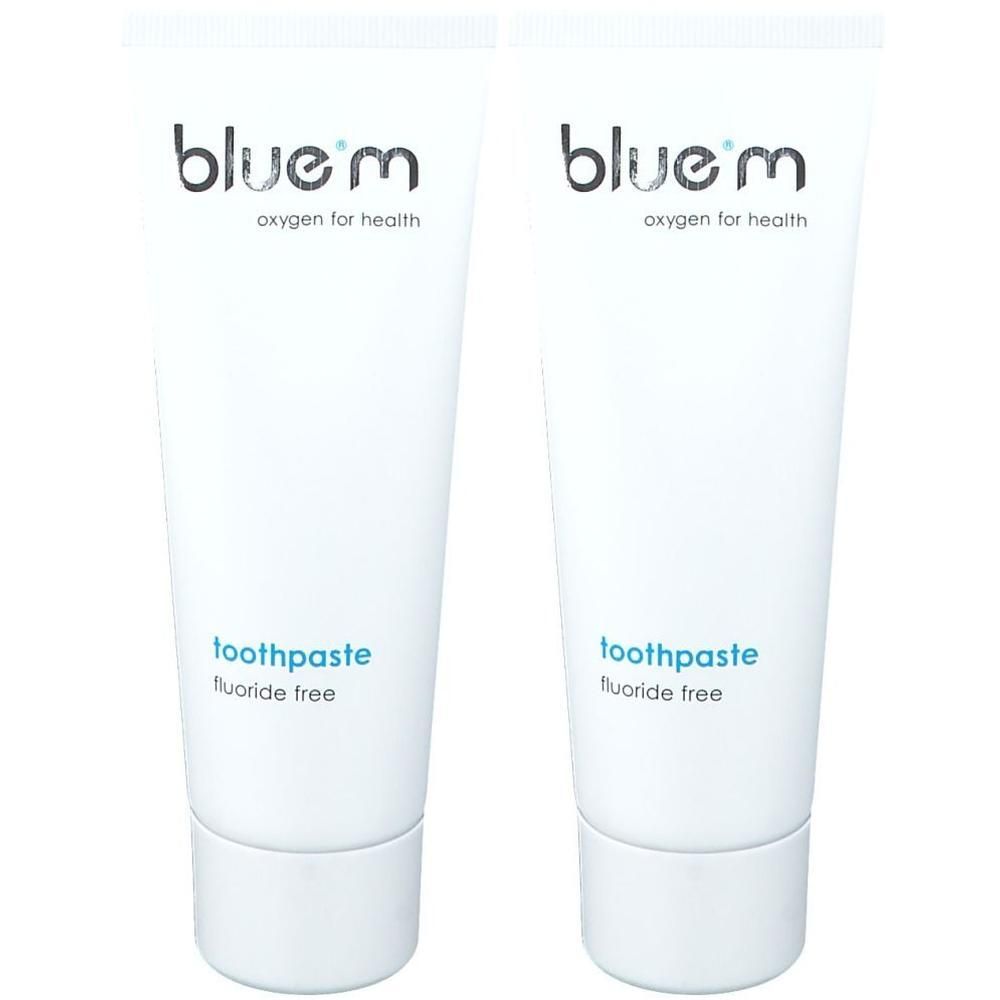 Deux tubes de dentifrice blancs. Marque "blue®m", texte bleu "toothpaste fluoride free".