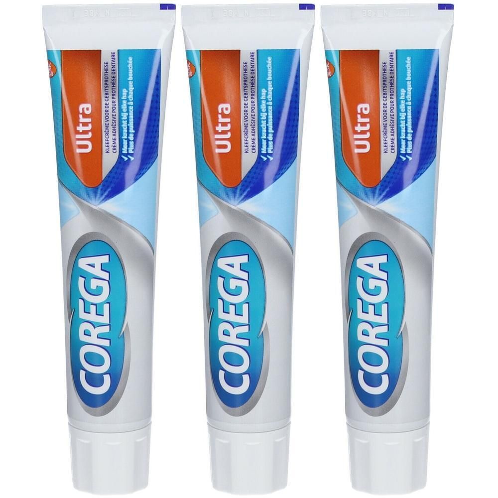 Trois tubes de Corega Ultra Fresh Crème Adhesive. Tubes blancs avec design bleu et orange. Inscription Corega et Ultra.