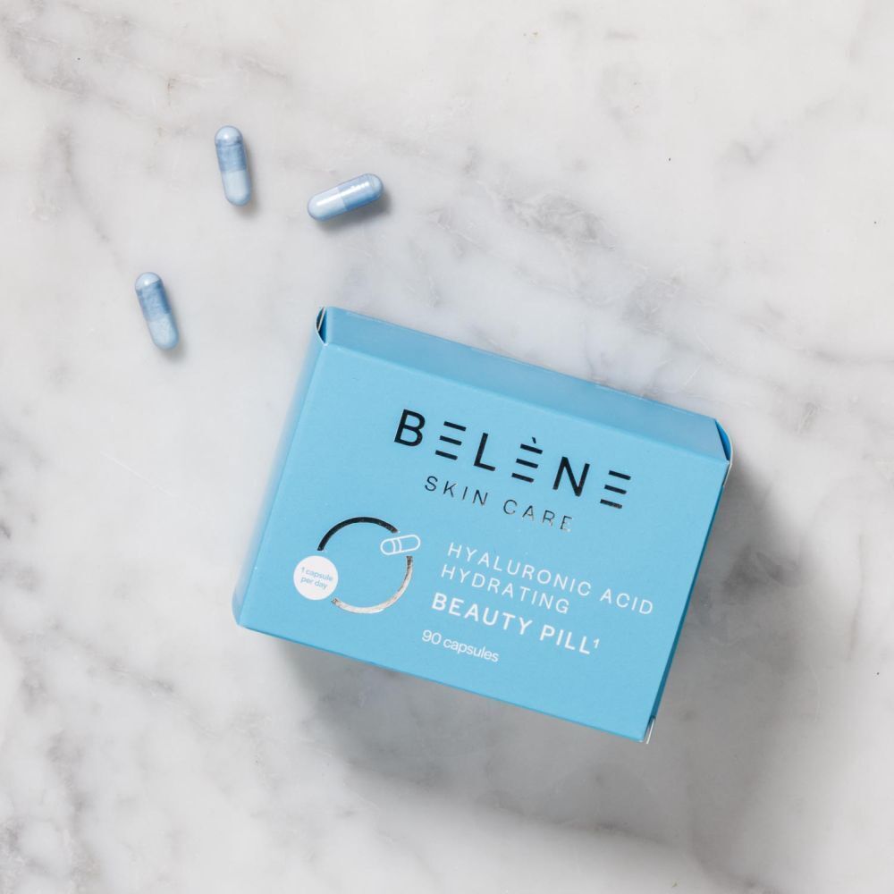 Boîte bleu clair avec BELENE SKIN CARE, Acide hyaluronique, Hydrating Beauty Pill. Trois gélules à côté.
