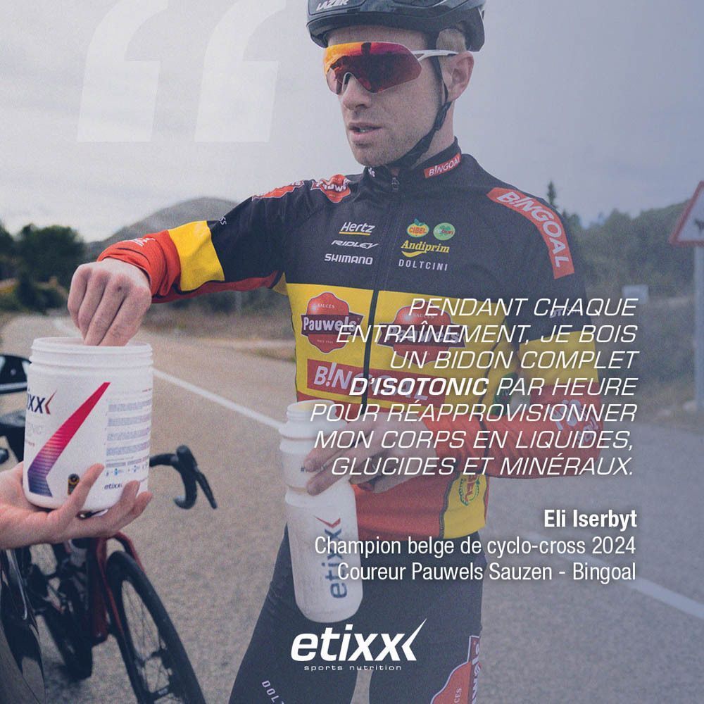Sportive avec des pots de Etixx Isotonic Drink et une bouteille.