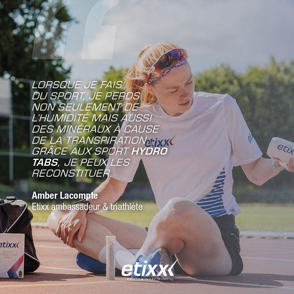Main ajoutant un comprimé dans une gourde Etixx Sport Hydro Tab.