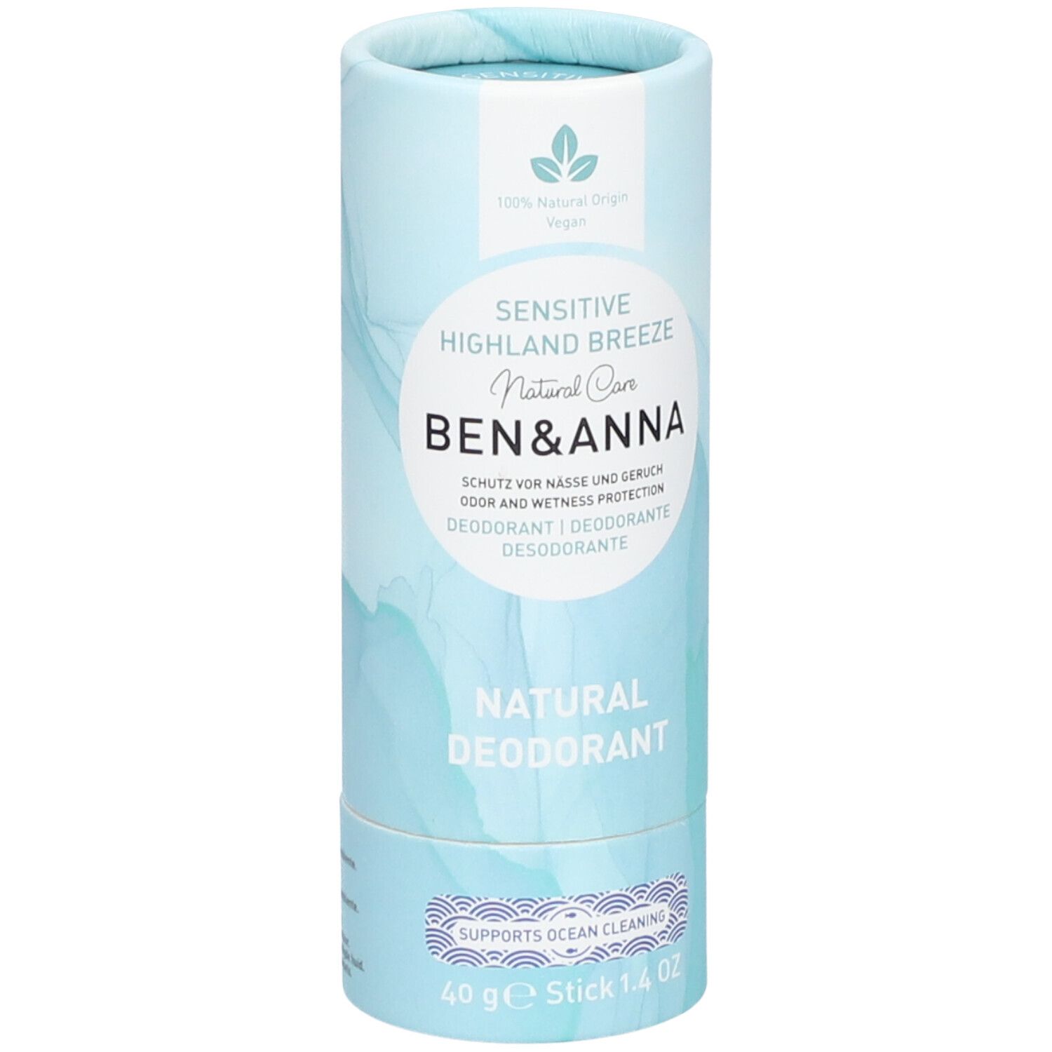 Emballage cylindrique bleu. Inscriptions: Sensitive Highland Breeze, Ben & Anna, Natural Deodorant. Vegan.