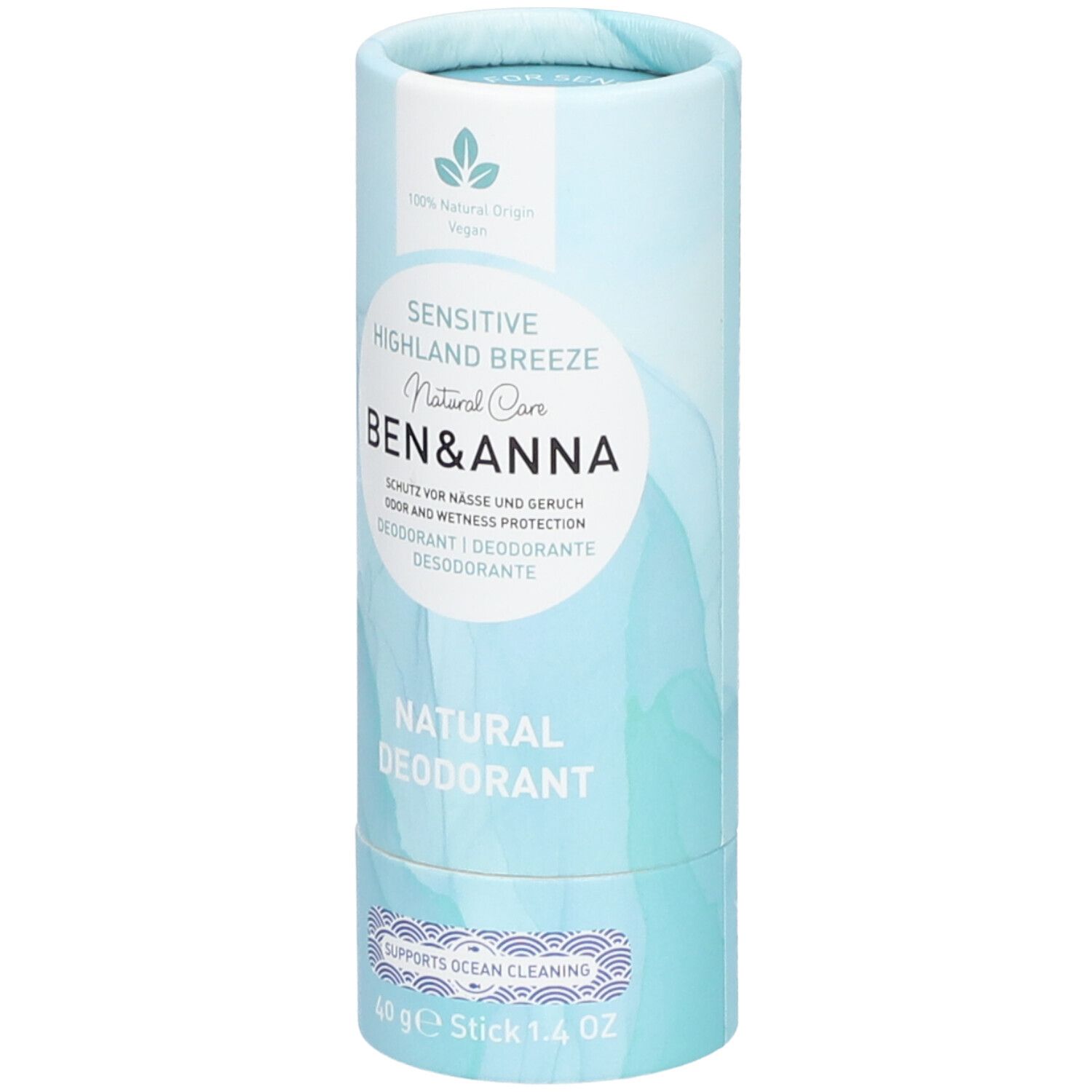Emballage cylindrique bleu. Inscriptions: Sensitive Highland Breeze, Ben & Anna, Natural Deodorant. Vegan.