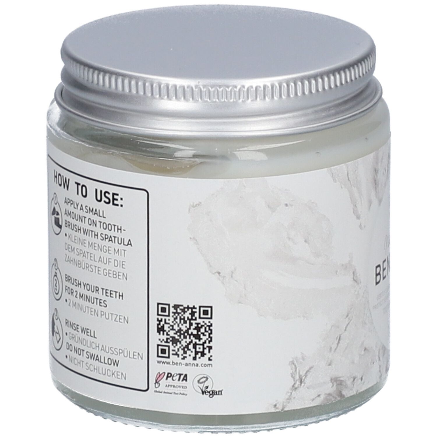 Dos du pot de dentifrice. Contient des instructions d'utilisation, un code QR, le logo PETA et le label Vegan.