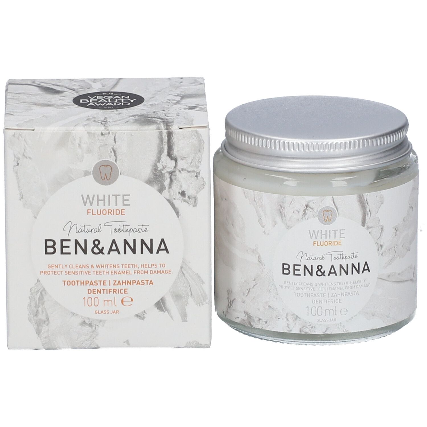 Pot de dentifrice et boîte en carton. Les deux avec étiquette blanche, nom du produit et indication fluor. Marque : Ben & Anna.