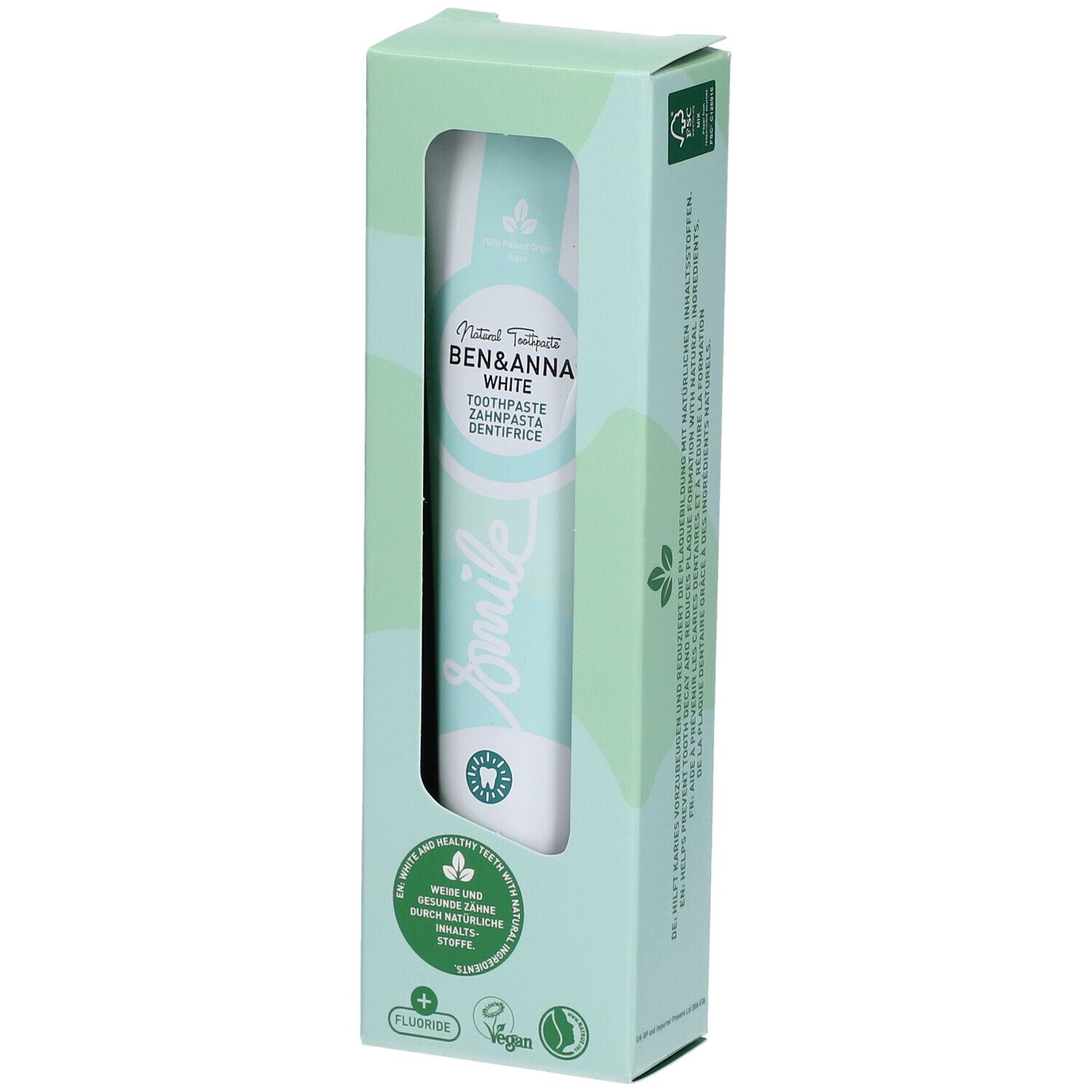 Dentifrice dans une boîte. Marque : Ben & Anna. Tube blanc-turquoise dans une boîte vert clair avec fenêtre. Inscription : Smile, Fluorure, Vegan.
