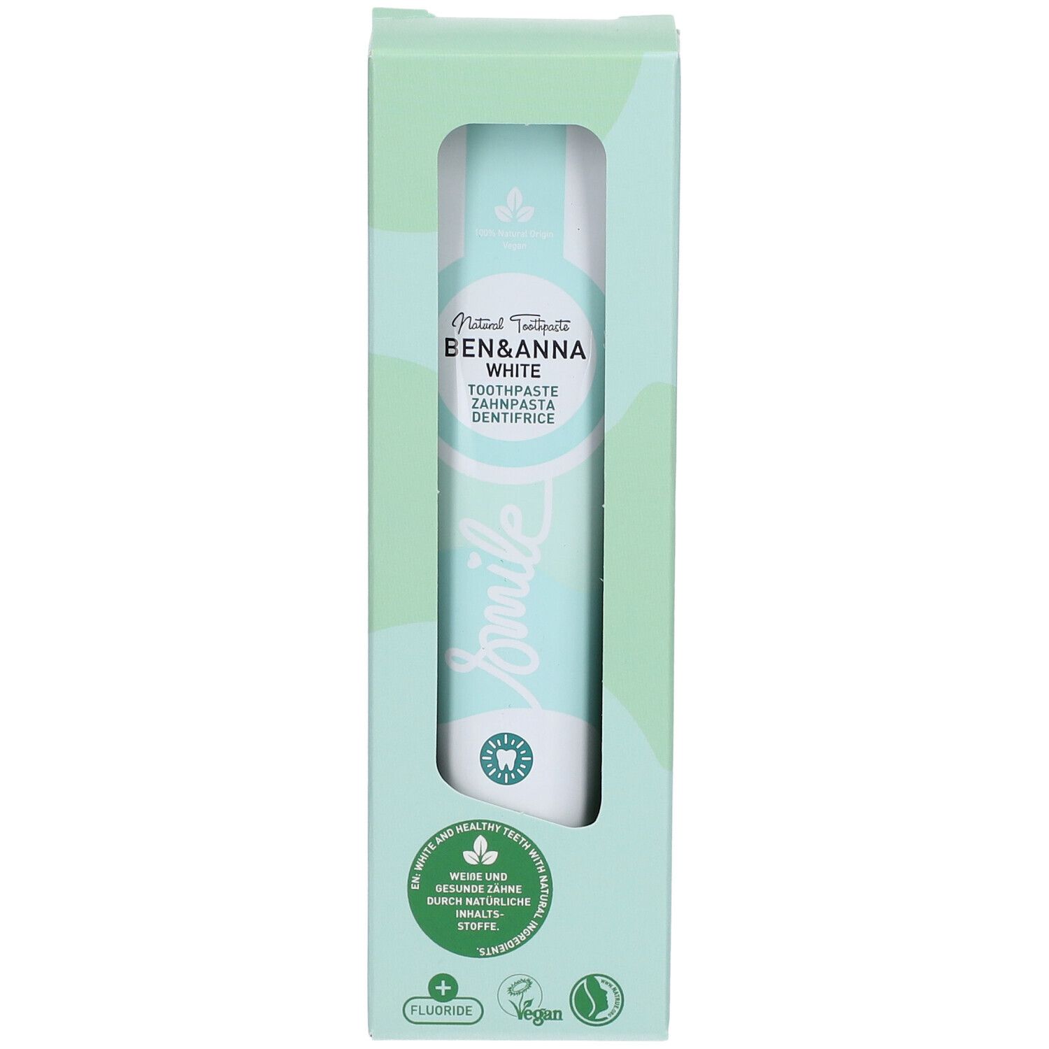 Dentifrice dans une boîte. Marque : Ben & Anna. Tube blanc-turquoise dans une boîte vert clair avec fenêtre. Inscription : Smile, Fluorure, Vegan.