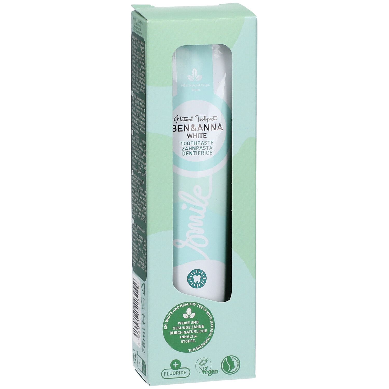 Dentifrice dans une boîte. Marque : Ben & Anna. Tube blanc-turquoise dans une boîte vert clair avec fenêtre. Inscription : Smile, Fluorure, Vegan.