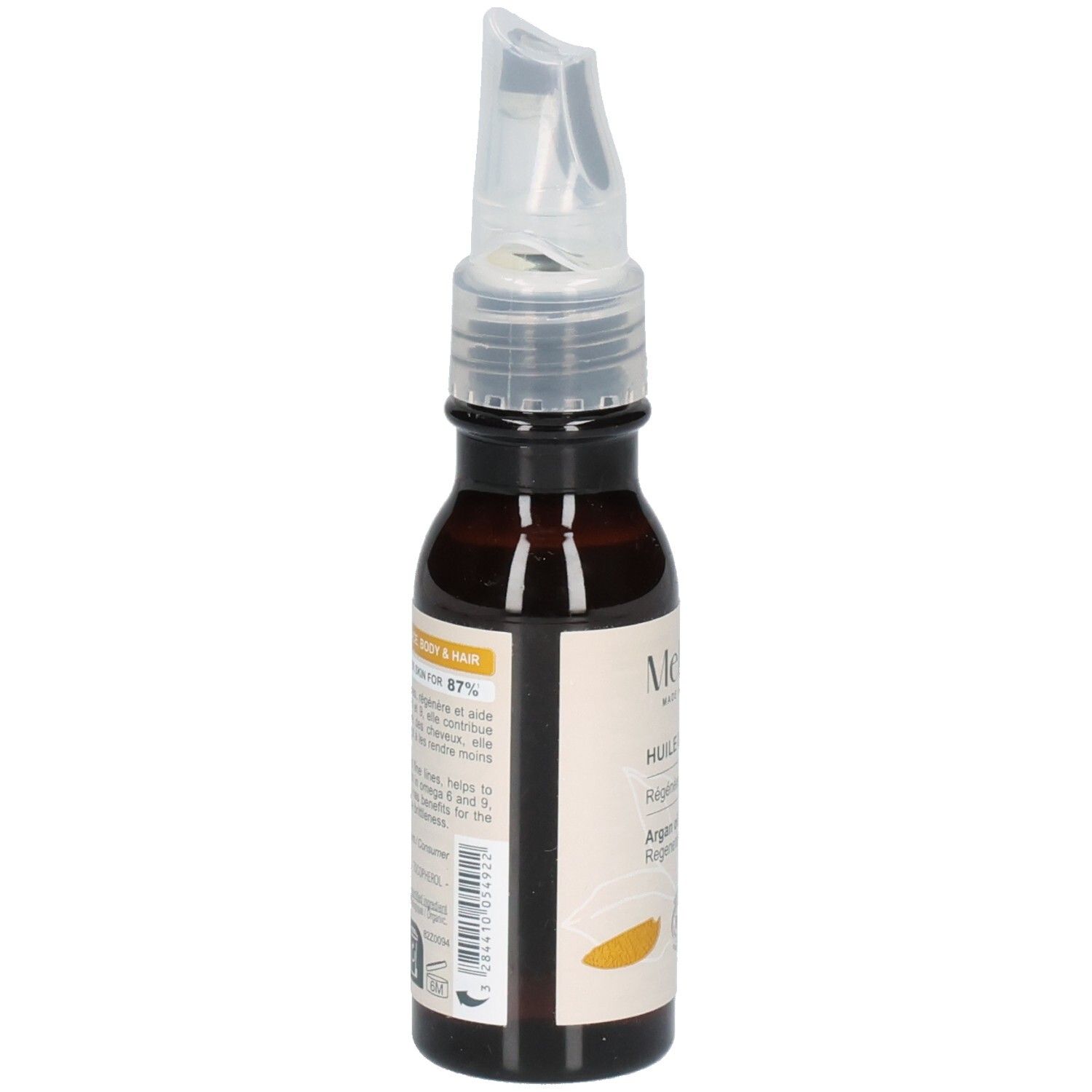 Gros plan d'une femme appliquant de l'huile d'argan sur son visage. "93% peau nourrie et revitalisée".