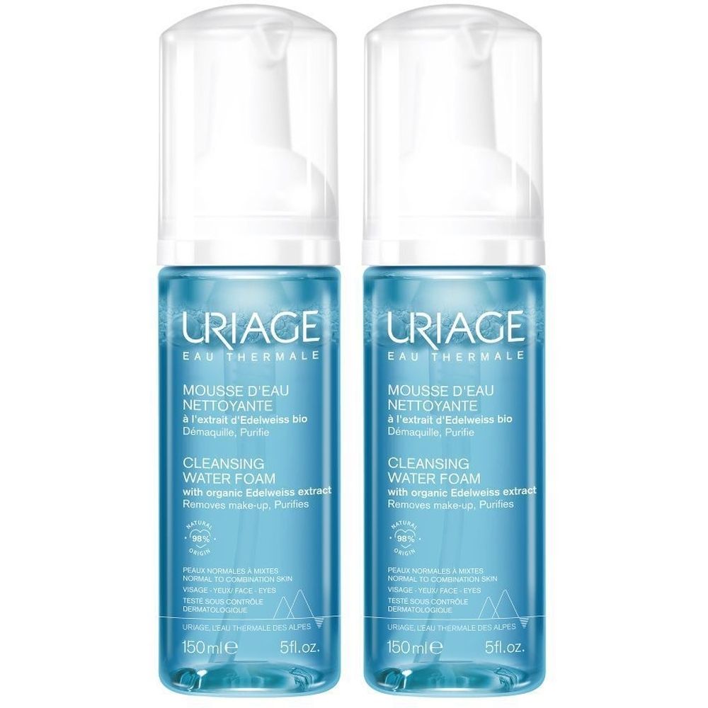 Deux flacons de Uriage Mousse d'Eau Nettoyante. Liquide bleu dans des flacons transparents avec bouchon blanc. Texte: Uriage, Mousse d'Eau Nettoyante.