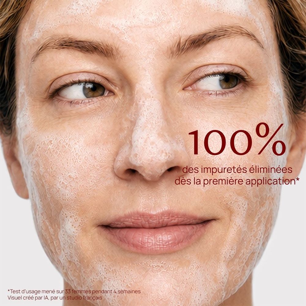Visage de femme avec mousse nettoyante et texte "100% des impuretés éliminées".