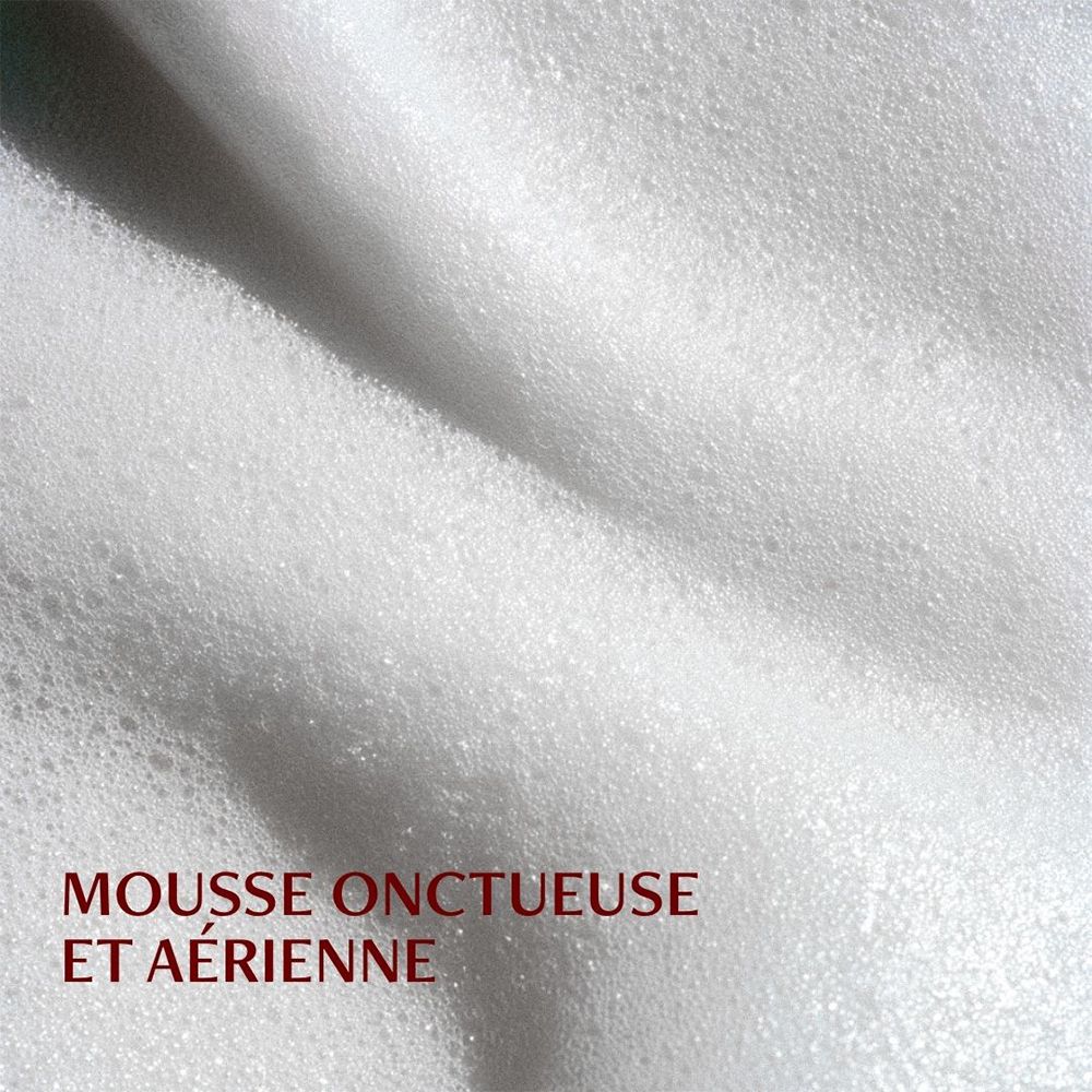 Gros plan sur une mousse nettoyante onctueuse et aérienne.
