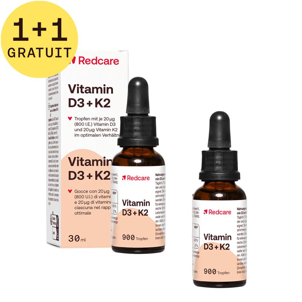 Deux flacons et une boîte de vitamine D3 + K2. Inscription: Redcare, 900 gouttes. Autocollant jaune: 1+1 GRATUIT.