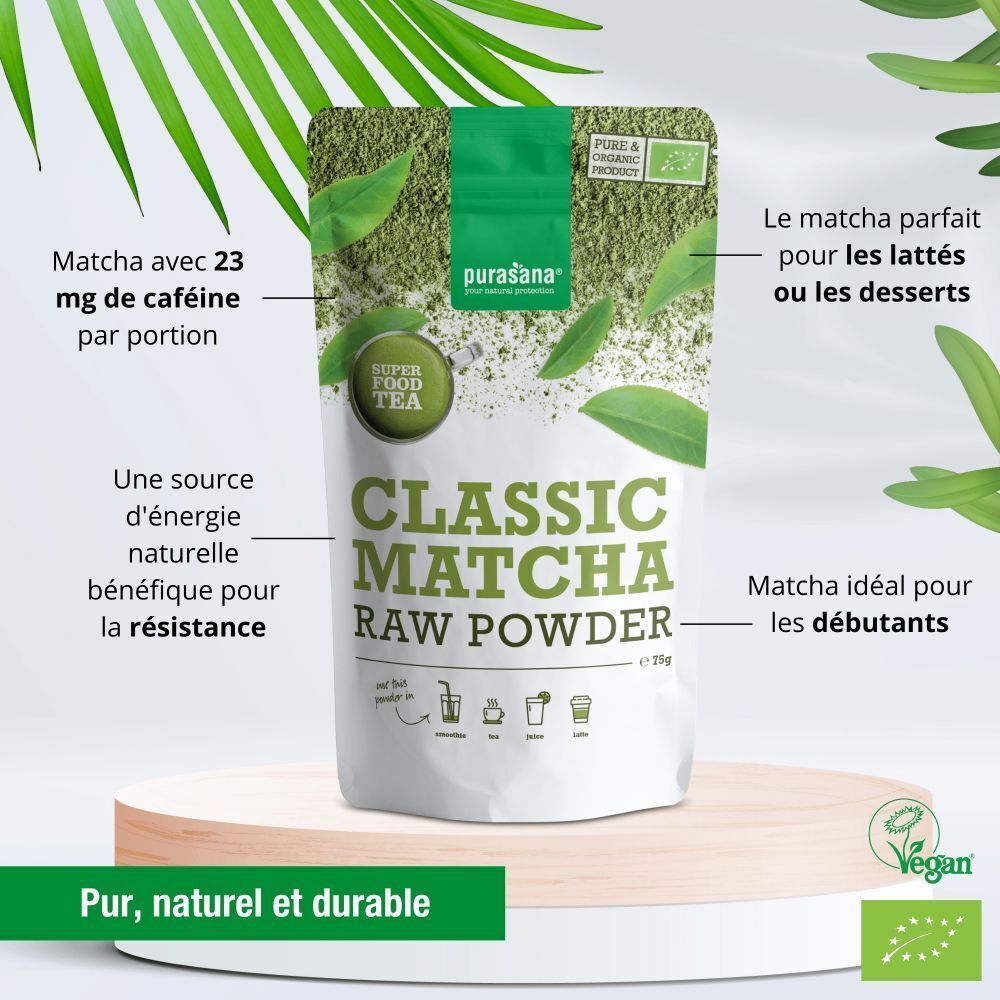Un sachet de purasana® Classic Matcha Poudre Brute sur un socle. Logos bio et vegan.