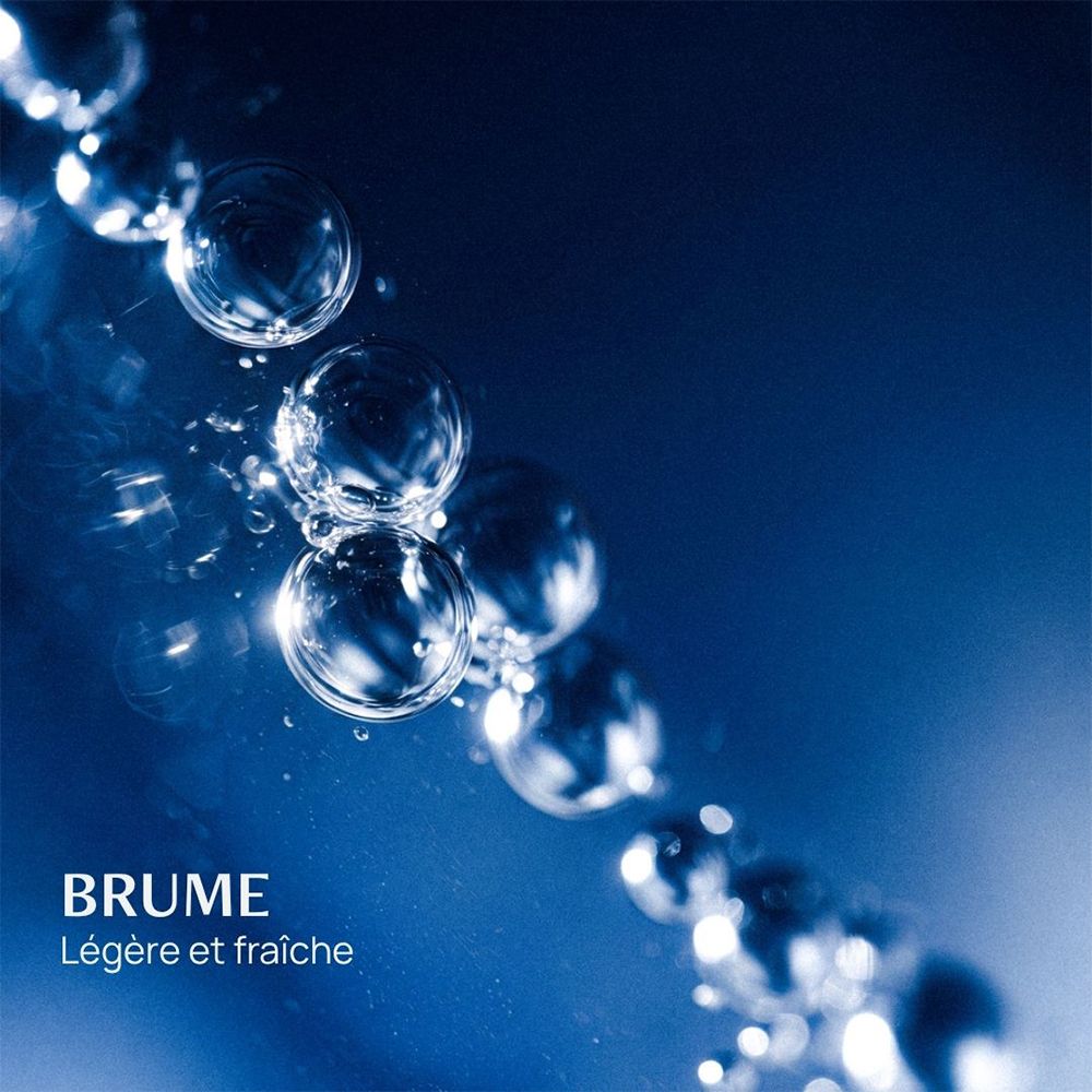 Gros plan de gouttelettes d'eau sur fond bleu. "BRUME Légère et fraîche".
