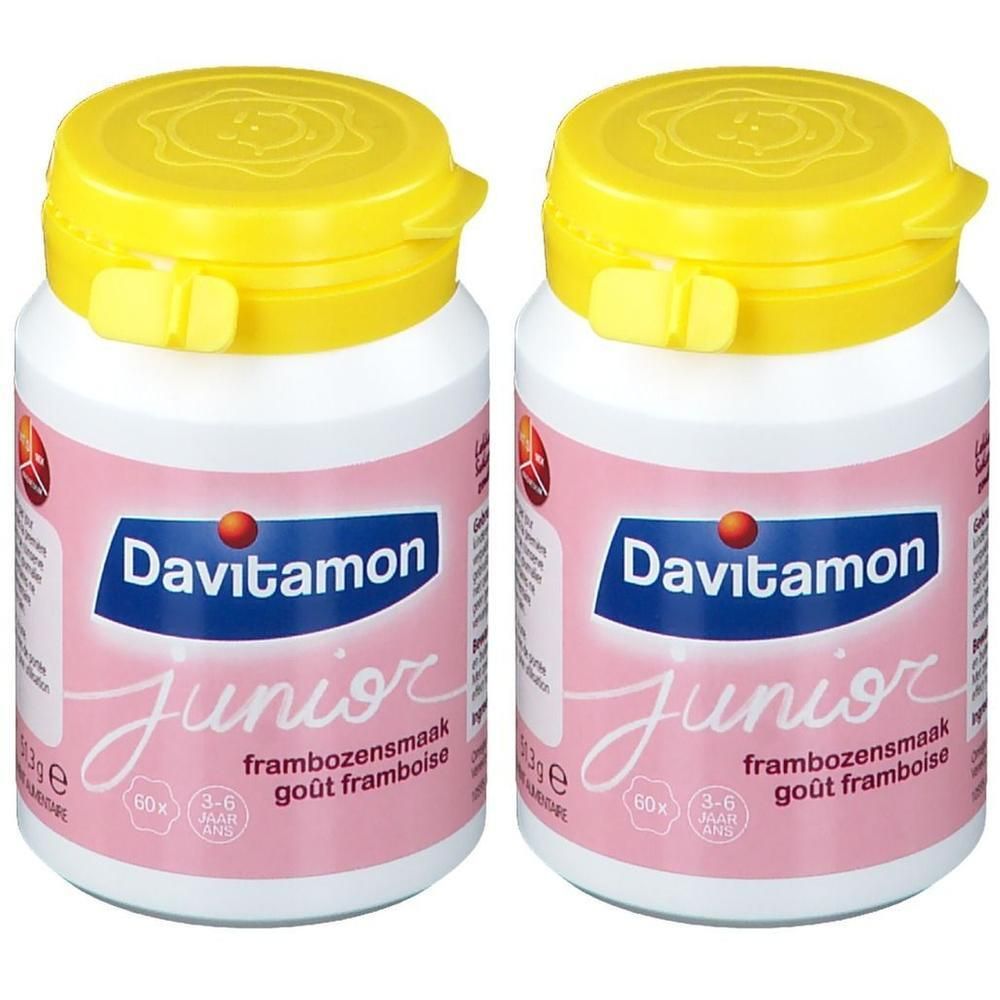 Deux flacons de Davitamon Junior framboise. Flacons blancs avec bouchons jaunes. Inscription : Davitamon Junior, goût framboise.
