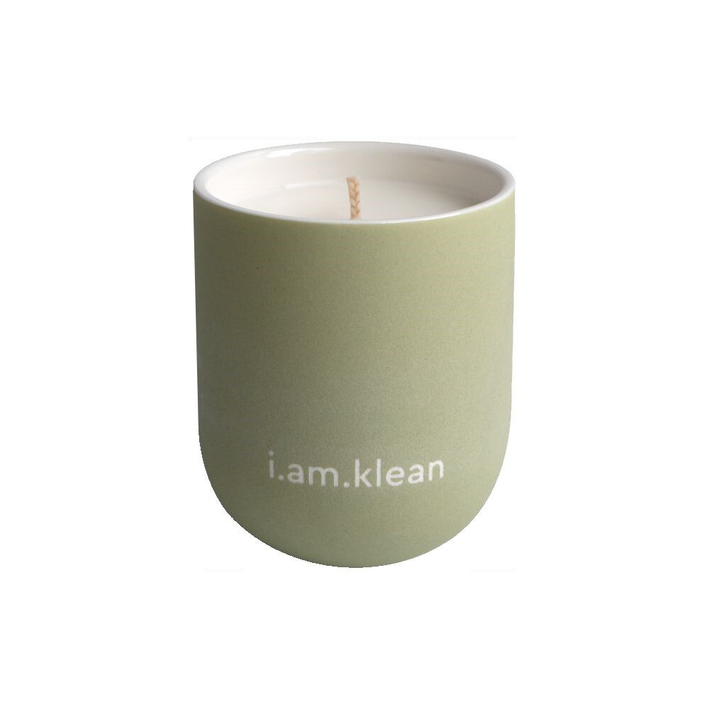 Bougie verte cylindrique. Cire blanche, mèche visible. Marque i.am.klean.