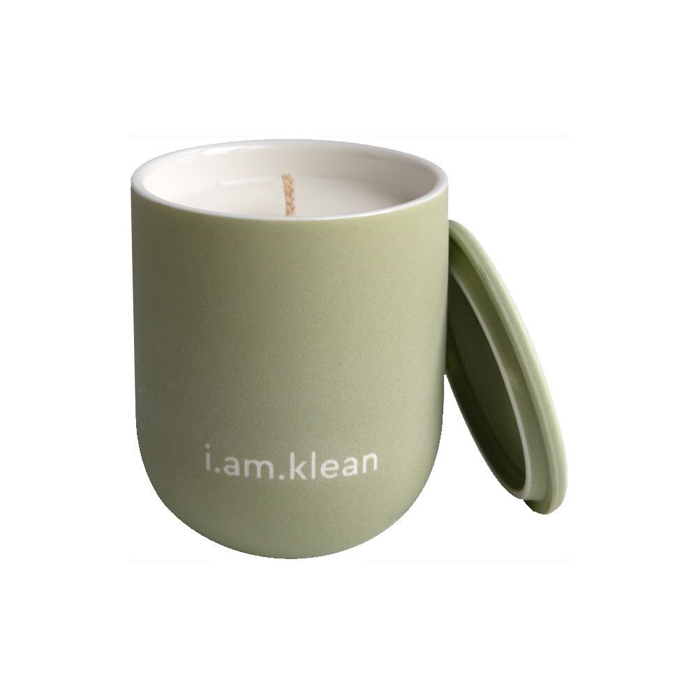 Bougie verte avec couvercle à côté. Forme cylindrique. Marque i.am.klean.