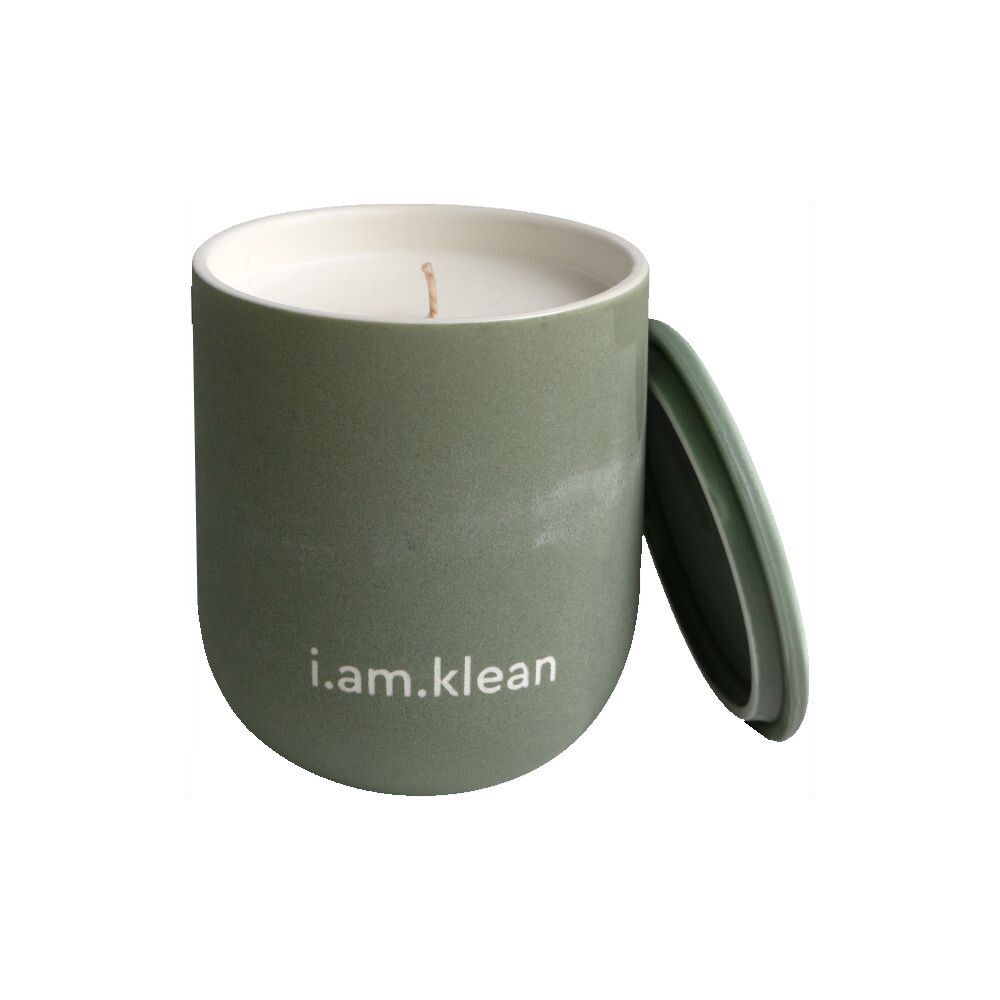 Bougie verte avec couvercle. Inscription : i.am.klean. Bougie en céramique avec mèche. Couvercle à côté.